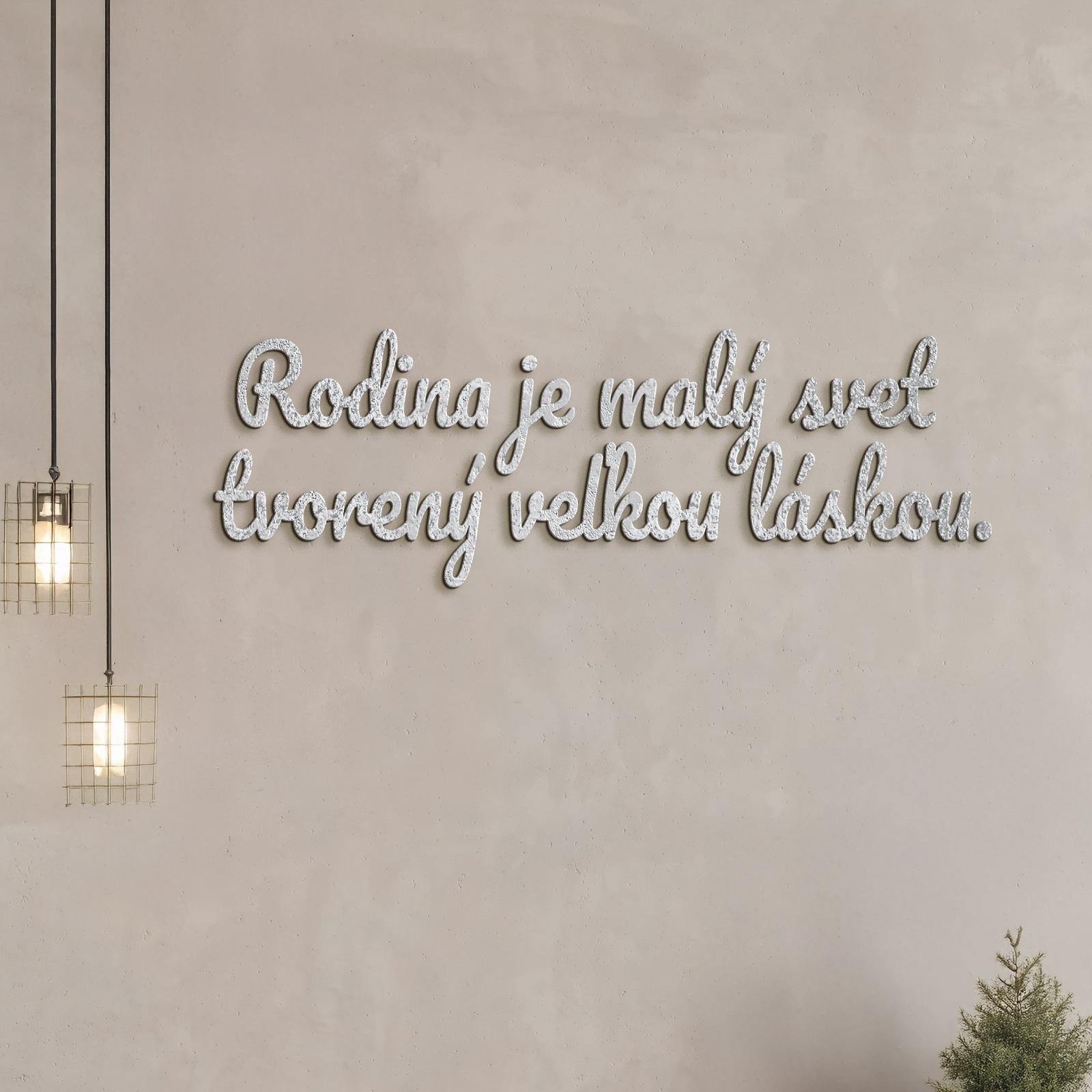 Drevený nápis Rodina je malý svet tvorený veľkou láskou-DREVTEX