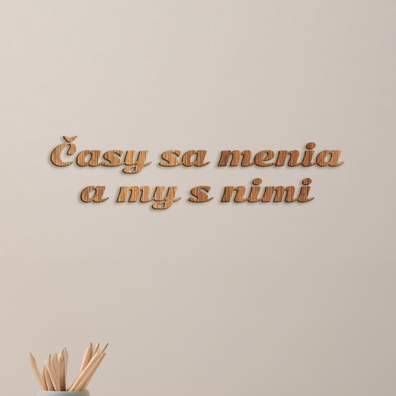 Drevený nápis s citátom Časy sa menia a my s nimi-DREVTEX