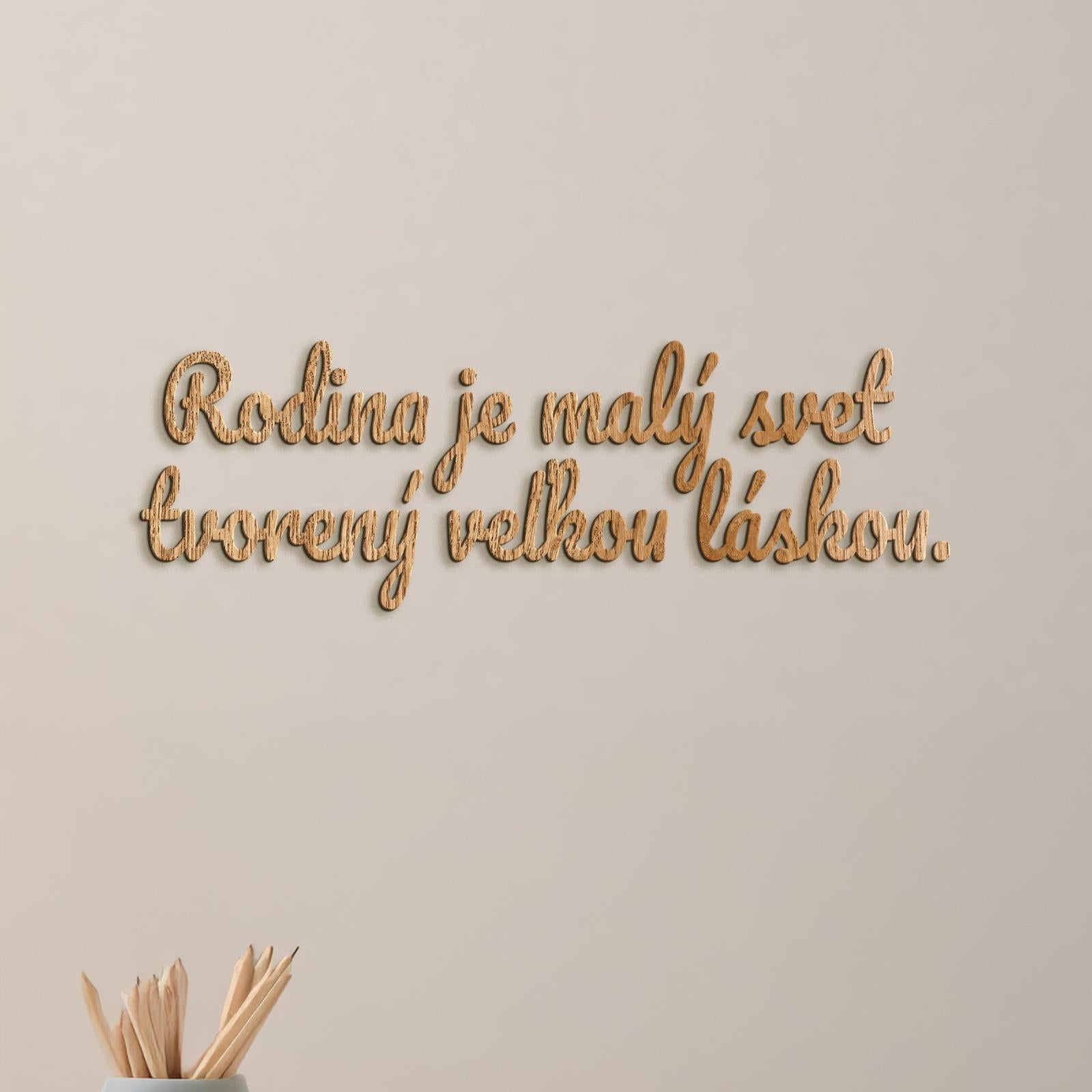 Drevený nápis Rodina je malý svet tvorený veľkou láskou-DREVTEX