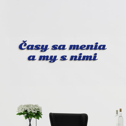 Drevený nápis s citátom Časy sa menia a my s nimi-DREVTEX