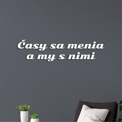 Drevený nápis s citátom Časy sa menia a my s nimi-DREVTEX