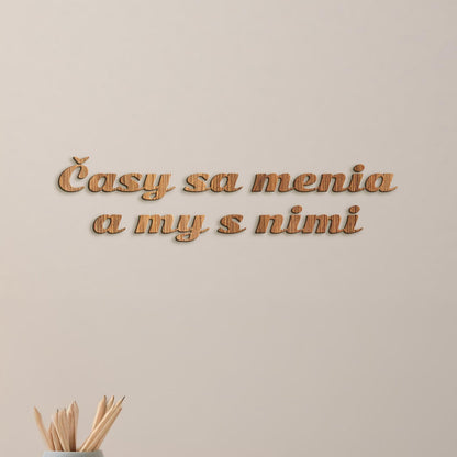 Drevený nápis s citátom Časy sa menia a my s nimi-DREVTEX