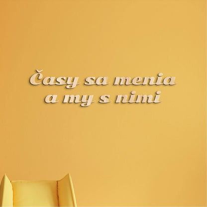 Drevený nápis s citátom Časy sa menia a my s nimi-DREVTEX