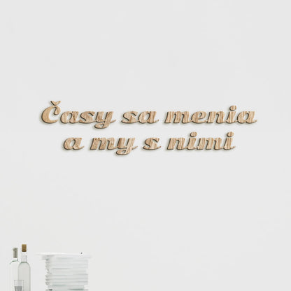 Drevený nápis s citátom Časy sa menia a my s nimi-DREVTEX