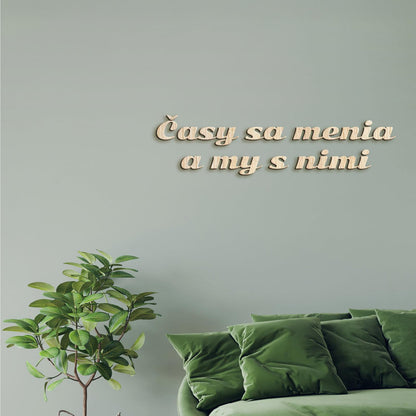 Drevený nápis s citátom Časy sa menia a my s nimi-DREVTEX