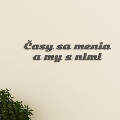Drevený nápis s citátom Časy sa menia a my s nimi-DREVTEX